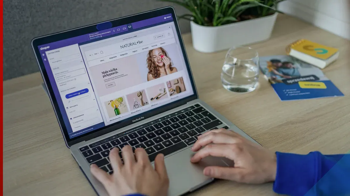Gestora analisando a operação e os resultados de um e-commerce